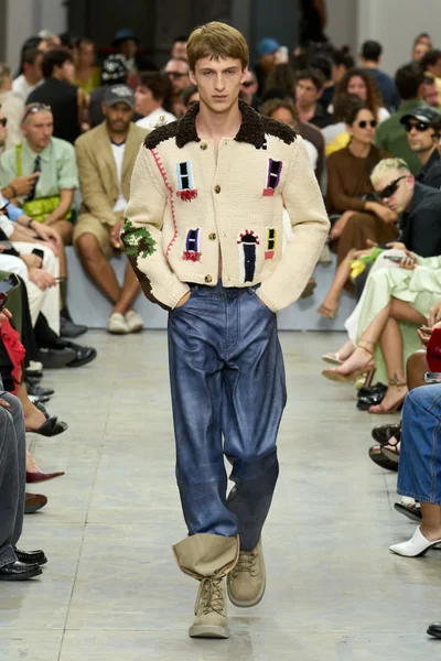 Look 25